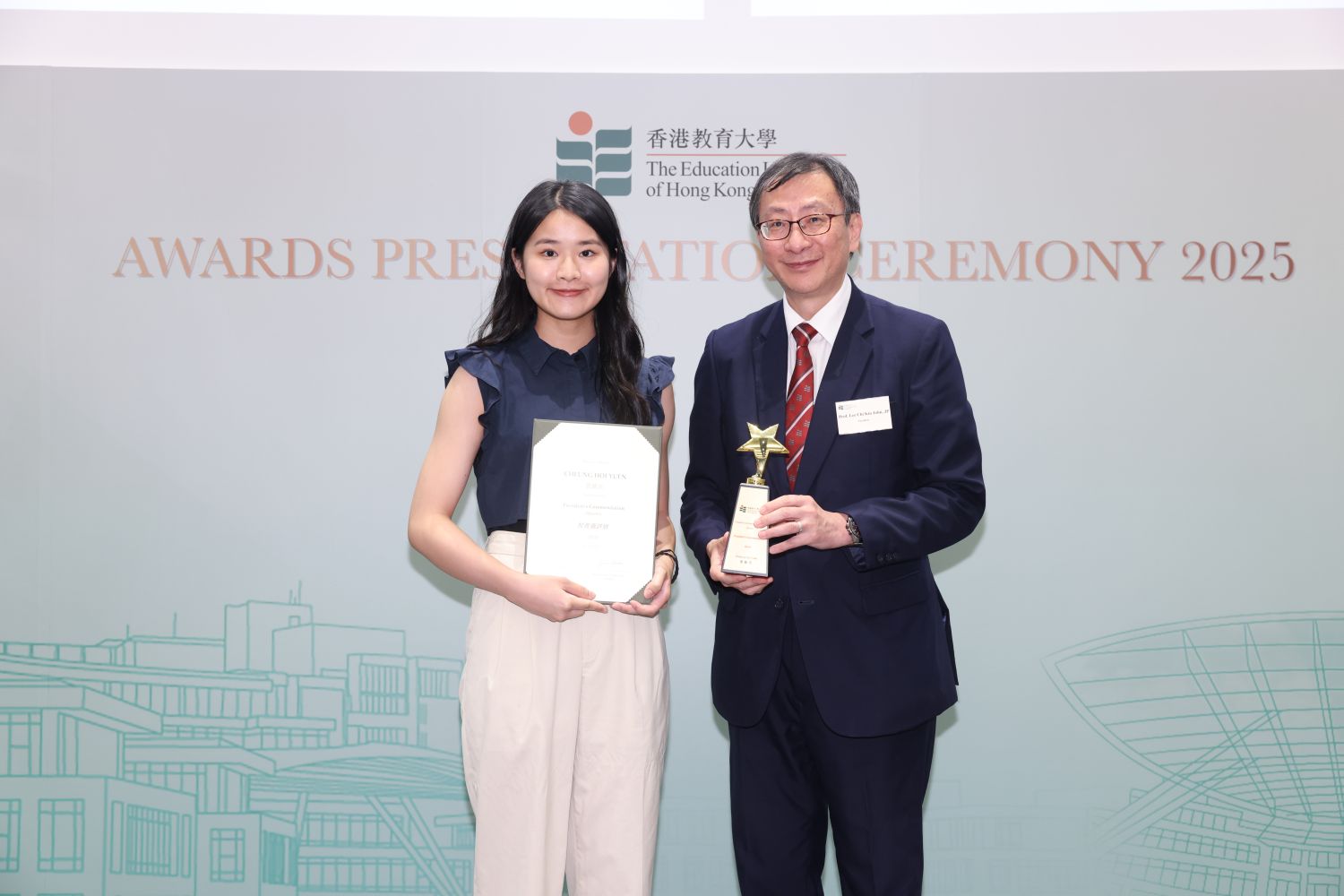 EdUHK President Professor John Lee Chi-Kin Kin presents the President’s Commendation award (Sports) to Cheung Hoi-yuen, Year 1 student of Master of Arts in Chinese Studies (Language Education) Programme