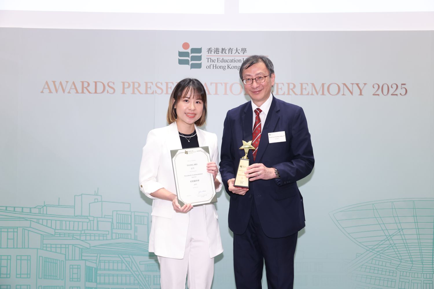 教大校长李子建教授颁「校长嘉许状」运动奖予哲学博士课程一年级学生曾熙