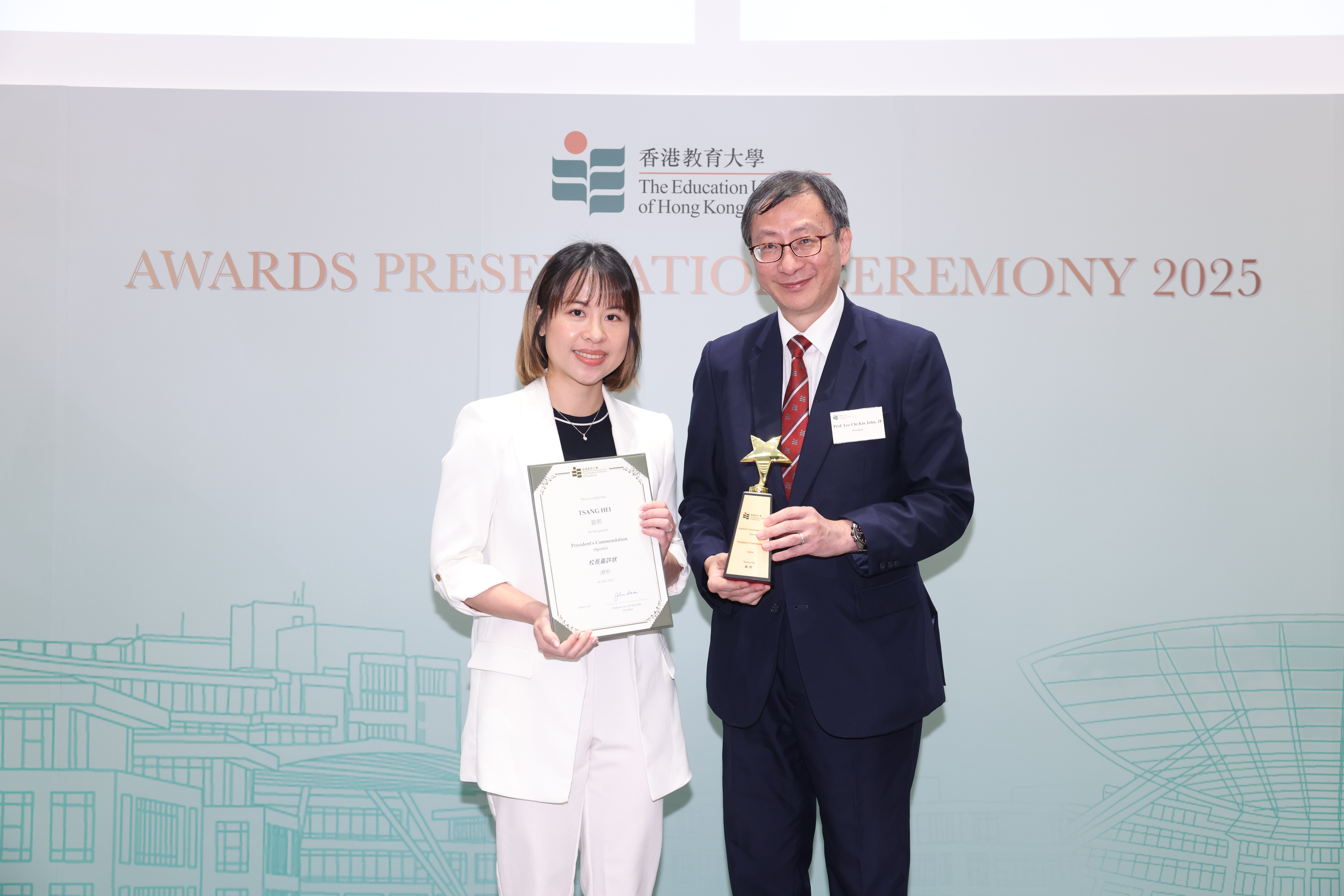 教大校長李子建教授頒「校長嘉許狀」運動獎予哲學博士課程一年級學生曾熙