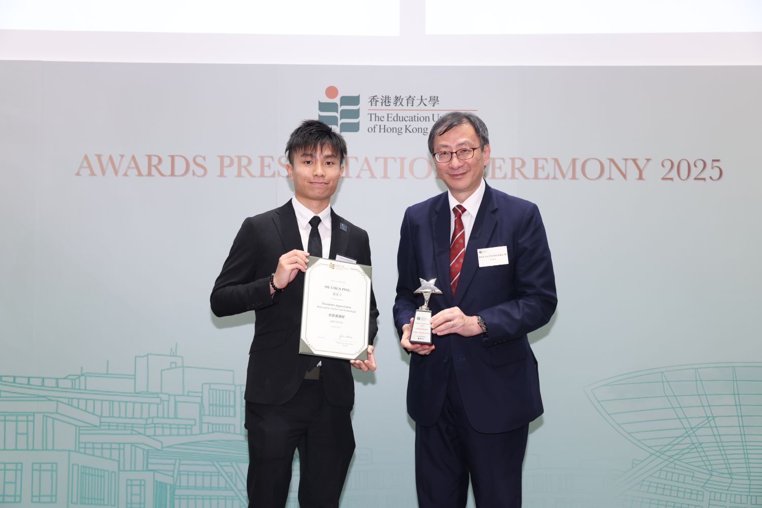 EdUHK President Professor John Lee Chi-Kin presents the President’s Appreciation award (Innovation, Science and Technology) to Cloof Siu Chun-ping, Year 4 student of Bachelor of Education (Honours) (Secondary) - Information and Communication Technology
