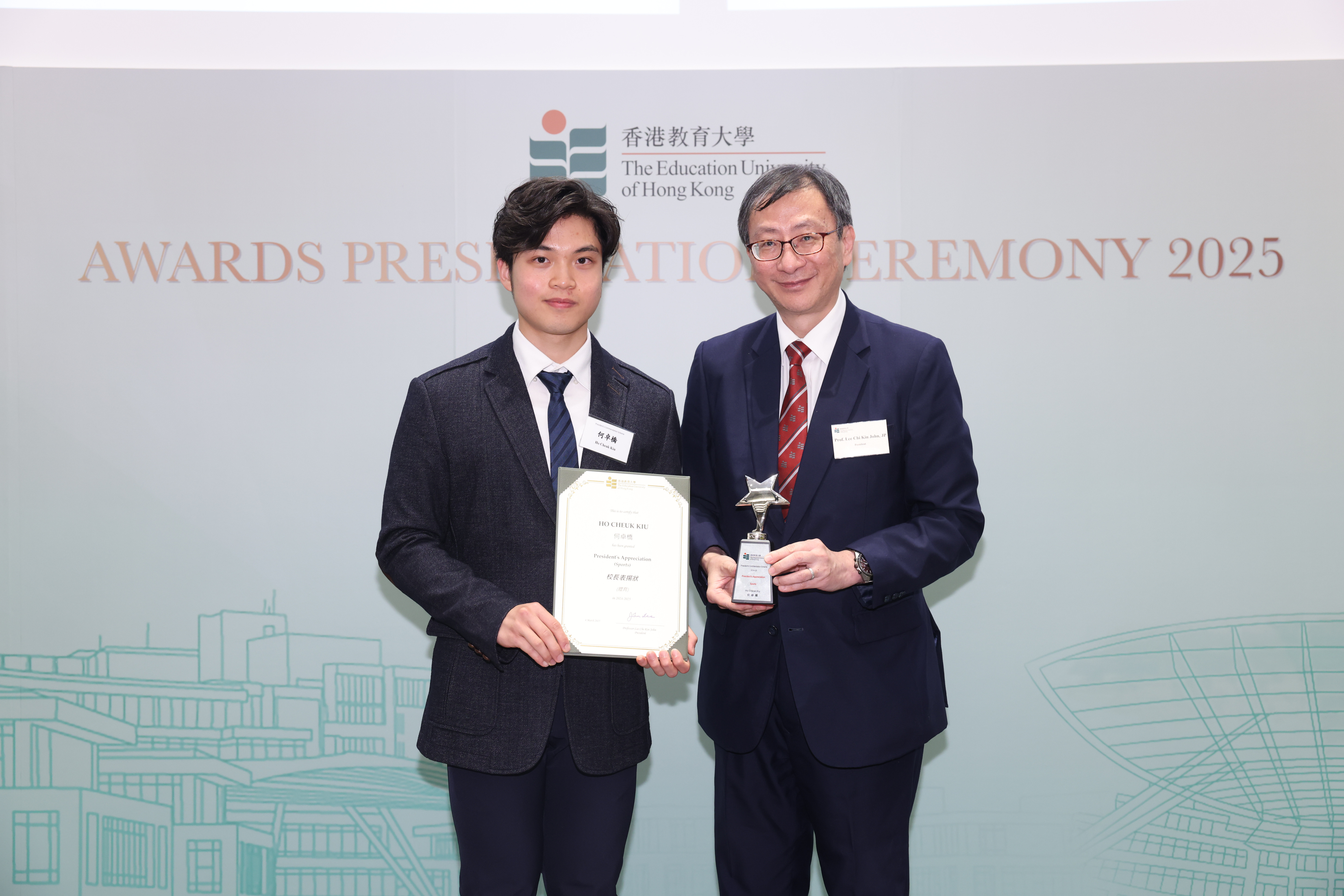 教大校长李子建教授颁「校长表扬状」体育奖予体育教育荣誉学士课程一年级学生何卓桥