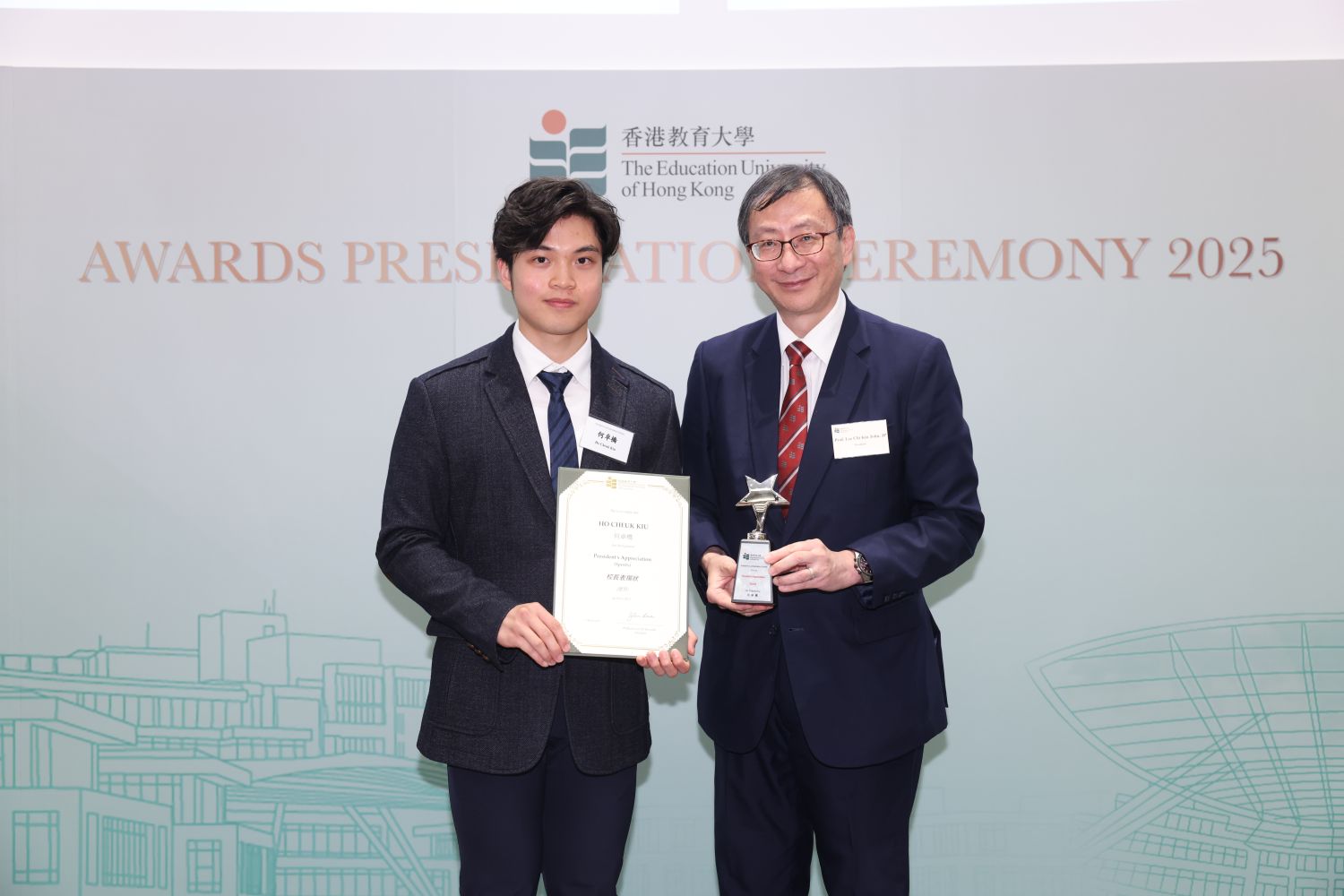 教大校长李子建教授颁「校长表扬状」体育奖予体育教育荣誉学士课程一年级学生何卓桥