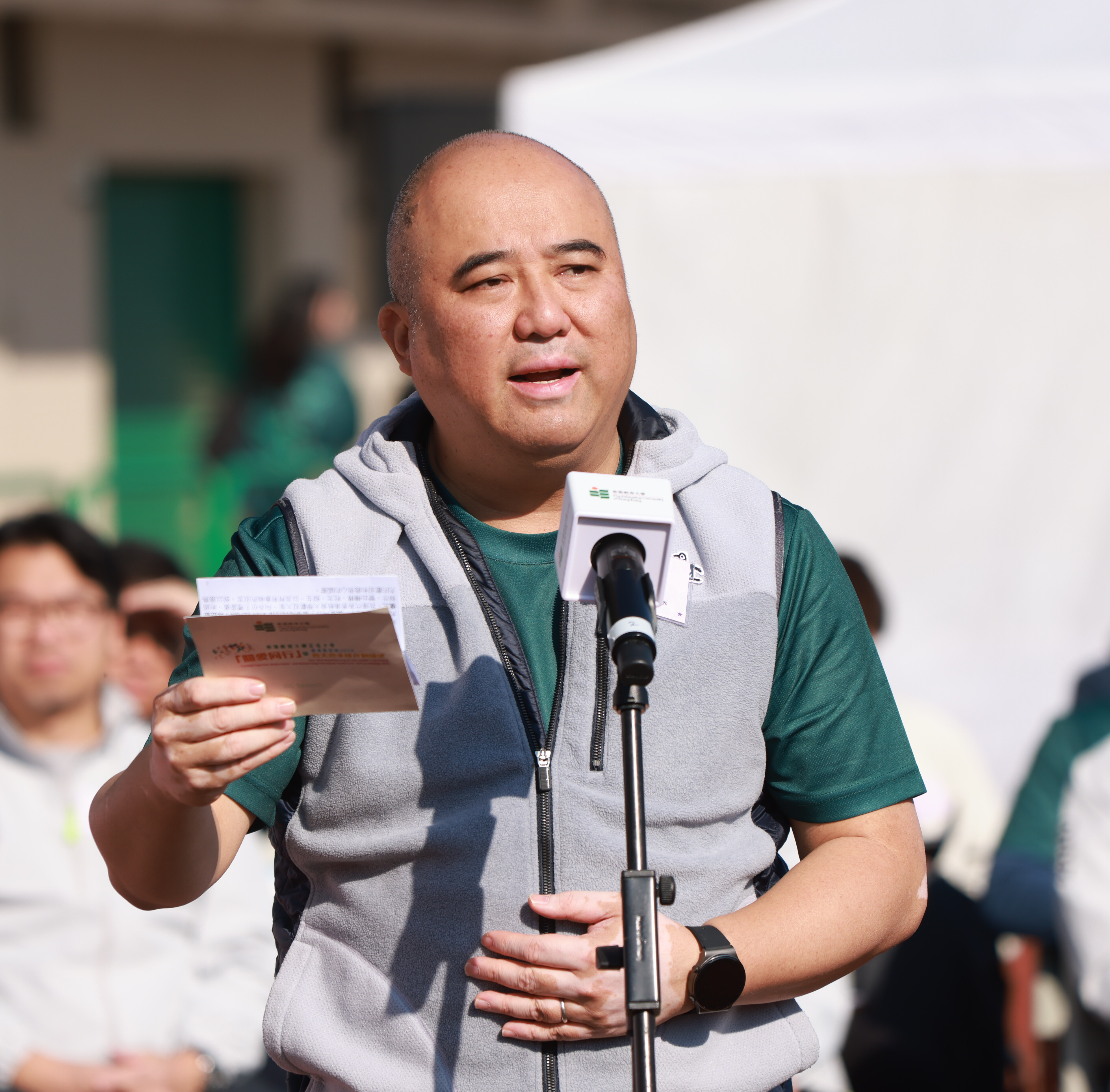 陈浩华教授向受影响的大埔居民表达慰问