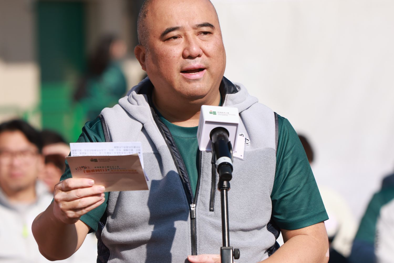 陳浩華教授向受影響的大埔居民表達慰問