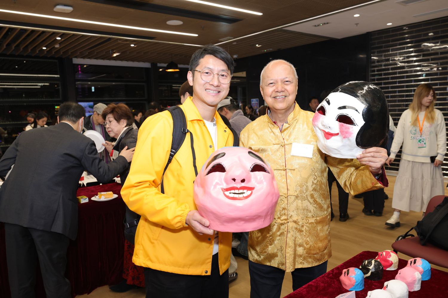 Alumnus and renowned bamboo craft master Mr Chan Lai-cheung demonstrates the traditional art of making the “Big-headed Buddha” figure