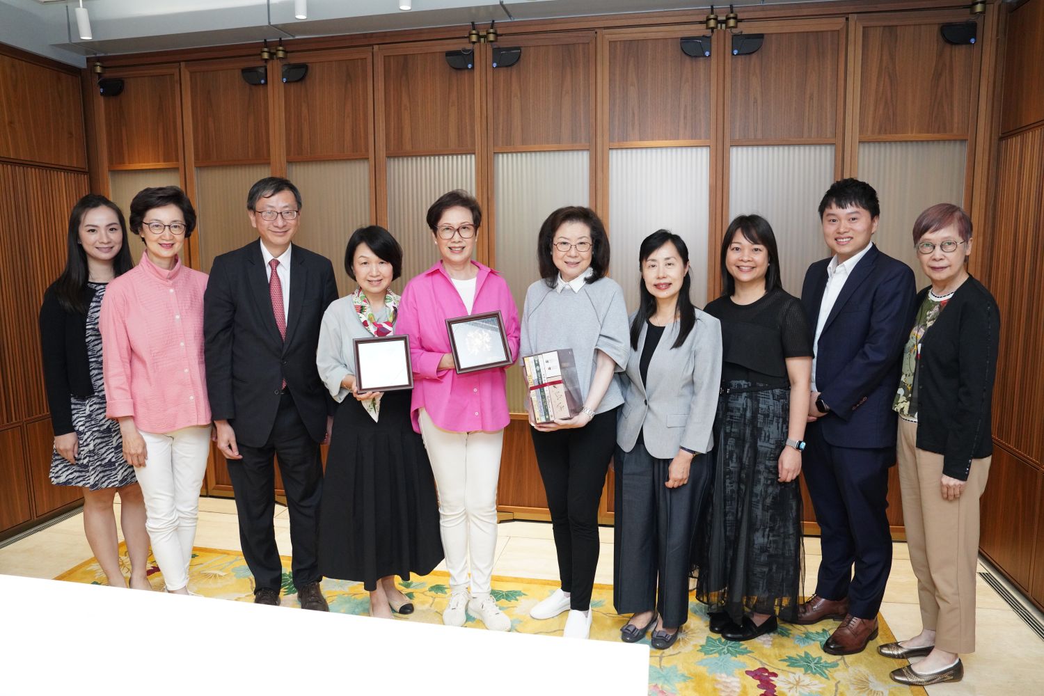 教大致送紀念品予顧積善堂慈善基金及霍奐枝女士