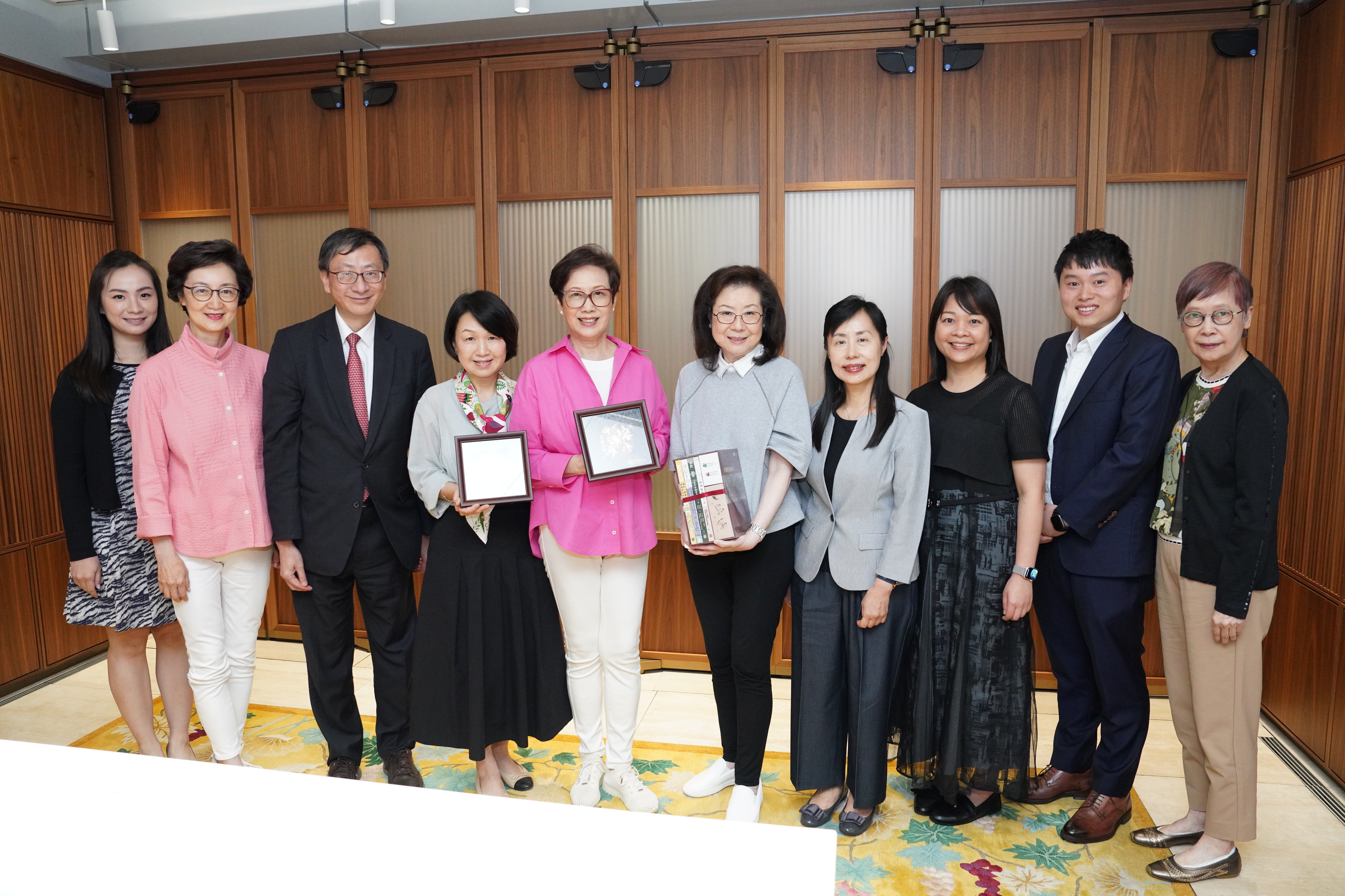 教大致送紀念品予顧積善堂慈善基金及霍奐枝女士