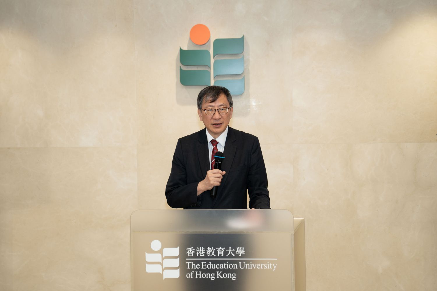 EdUHK President Professor John Lee Chi-Kin expresses heartfelt gratitude for the generous donation and looks forward to fruitful results from this collaboration