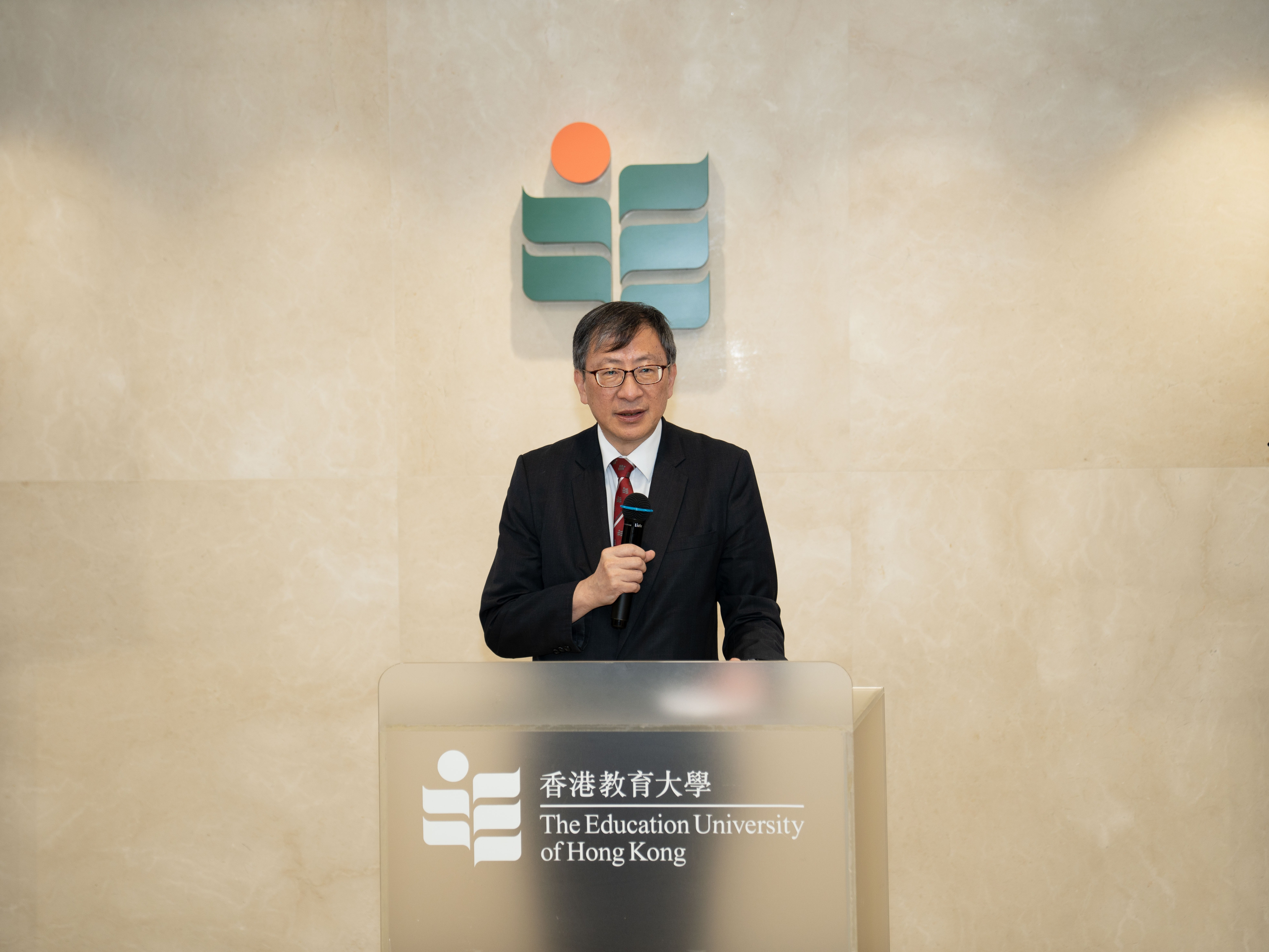EdUHK President Professor John Lee Chi-Kin expresses heartfelt gratitude for the generous donation and looks forward to fruitful results from this collaboration