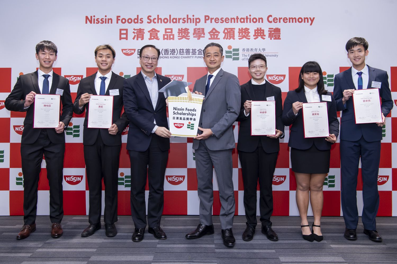 Mr Kiyotaka Ando, Chairman of Nissin Foods (Hong Kong) Charity Fund (middle right), and Professor Chetwyn Chan, Vice President (Research and Development) of EdUHK (middle left) attend the Ceremony