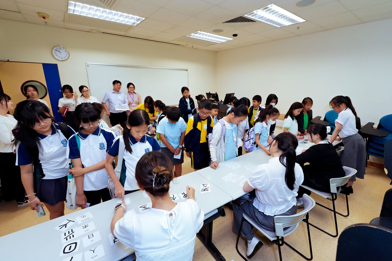 导师于故事环节为学生演绎故事内容，透过生动表达引发其阅读兴趣及提升阅读动机