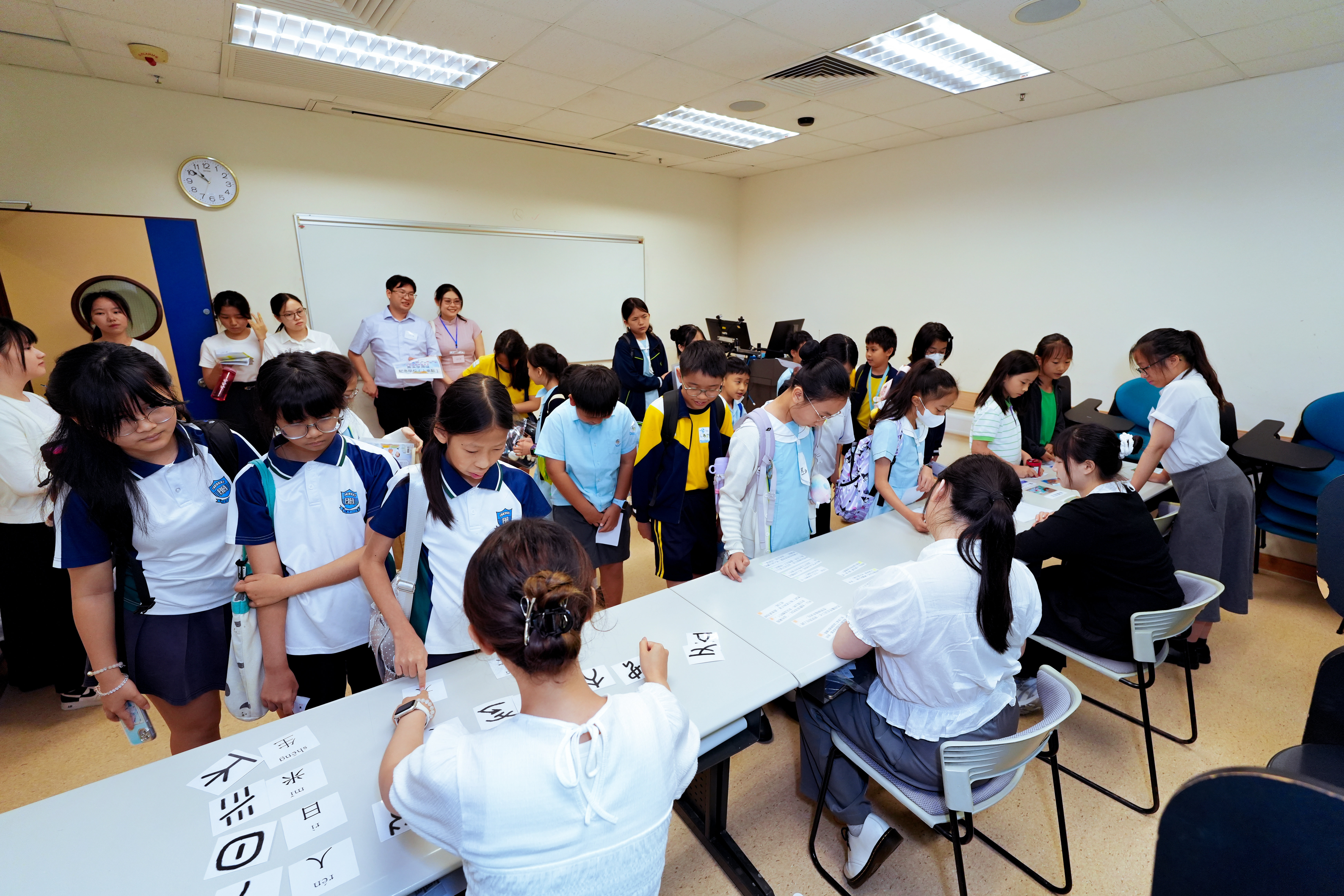 导师于故事环节为学生演绎故事内容，透过生动表达引发其阅读兴趣及提升阅读动机