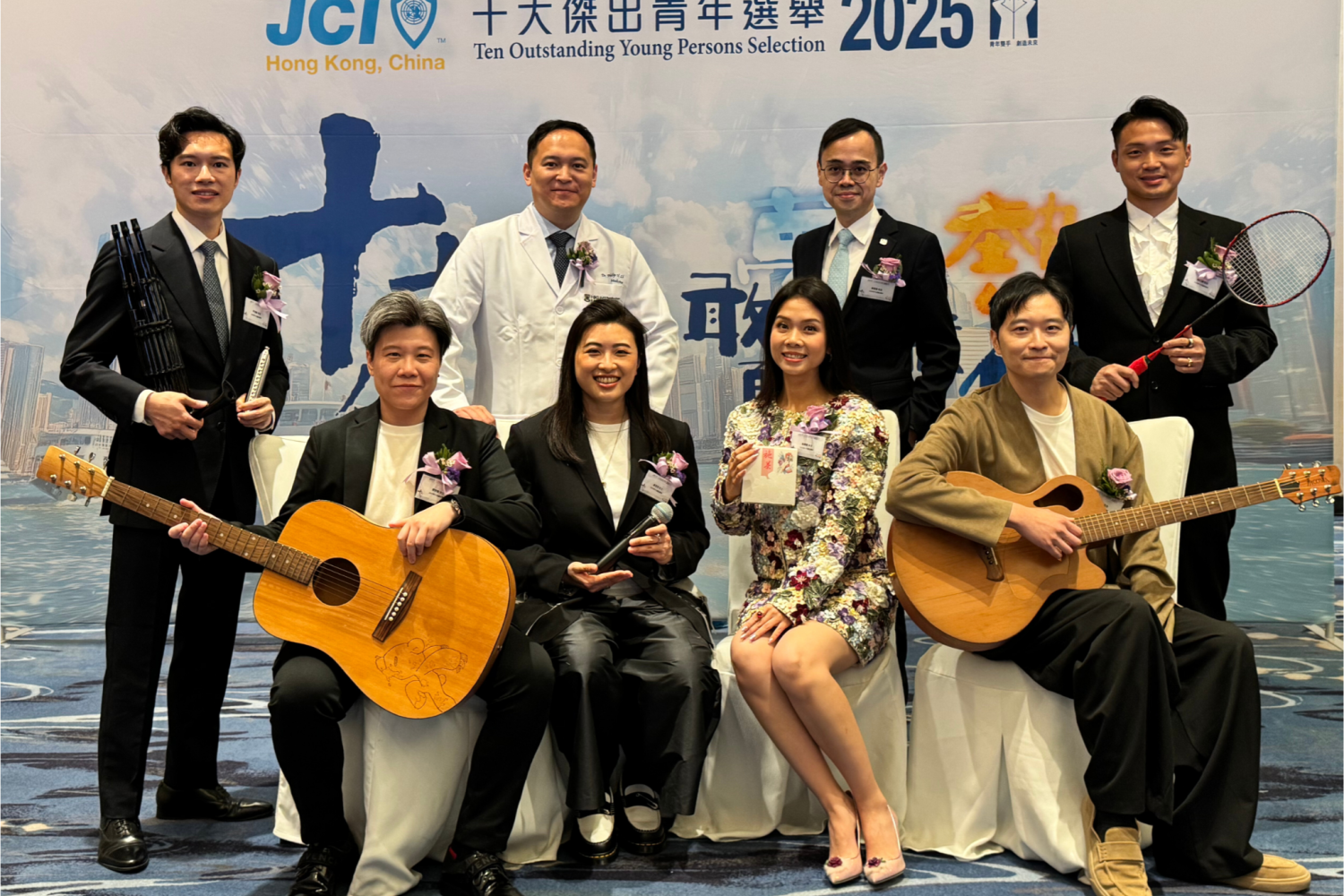 兩位優秀校友 ——香港青年口琴家李俊樂先生（後排左一）及香港殘疾人士羽毛球隊總教練陳仁傑先生（後排右一），獲選為2025年「十大傑出青年」 (相片：國際青年商會香港總會)