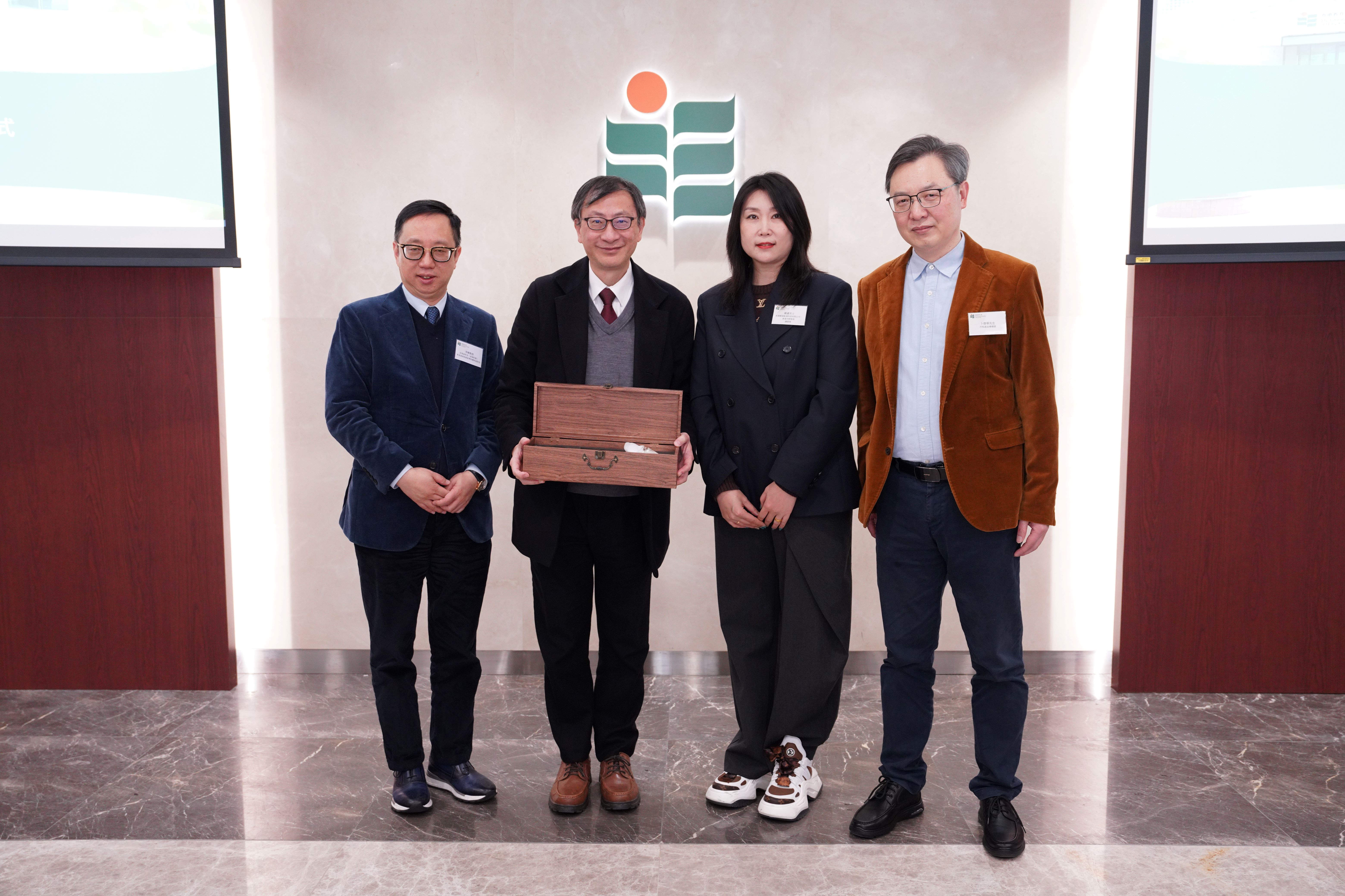 EdUHK President Professor John Lee Chi-Kin presents a token of appreciation