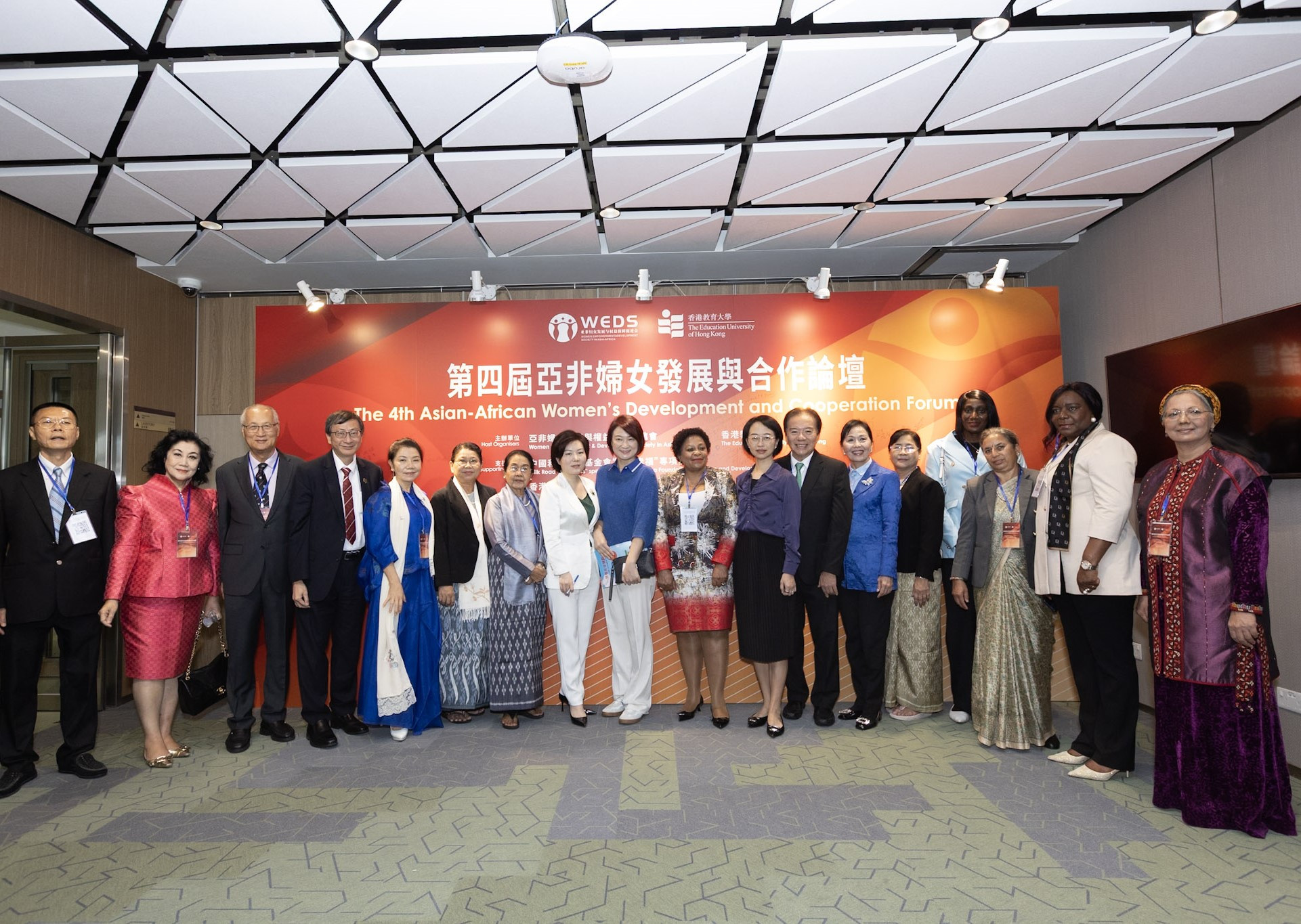 A group photo of EdUHK Council Chairman Dr David Wong Yau-kar (seventh right) and President Professor John Lee Chi-Kin (fourth left) with distinguished speakers and guests before the forum