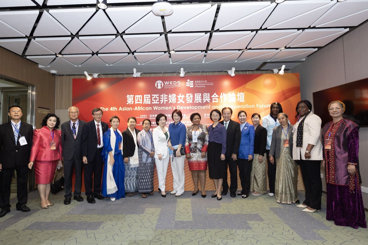 教大校董会主席黄友嘉博士（右七）及校长李子建教授（左四）在论坛开始前与一众与会讲者及嘉宾合照