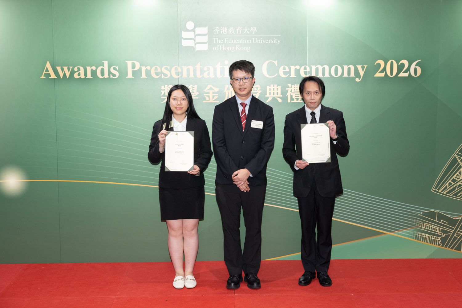 教大学生事务长杨志豪教授颁发「全人发展奖 – 学生事务长嘉许状」予得奖学生