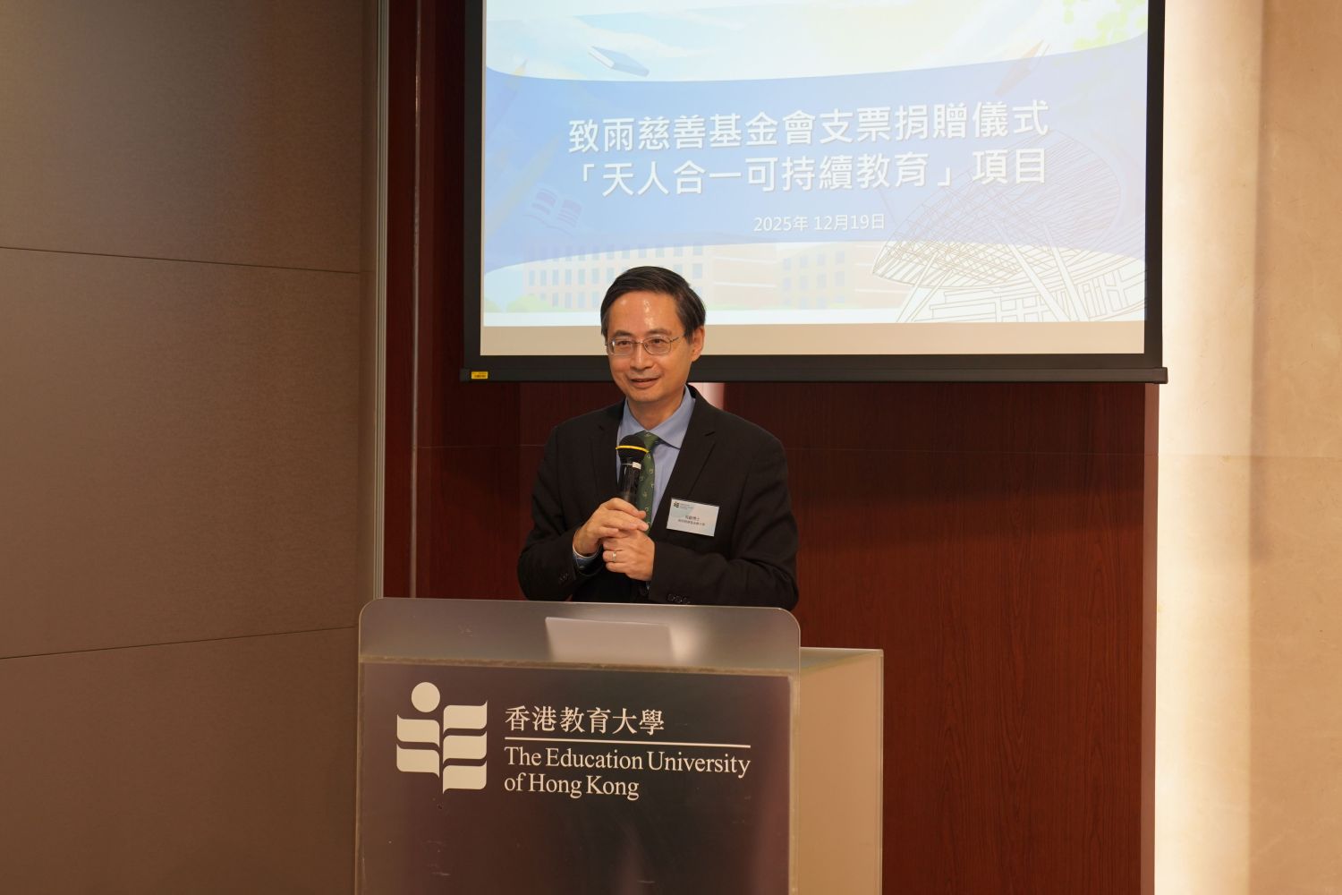 Dr Ma Jun, Chairman of the Sprinkles Charity Foundation, addresses attendees during the ceremony
