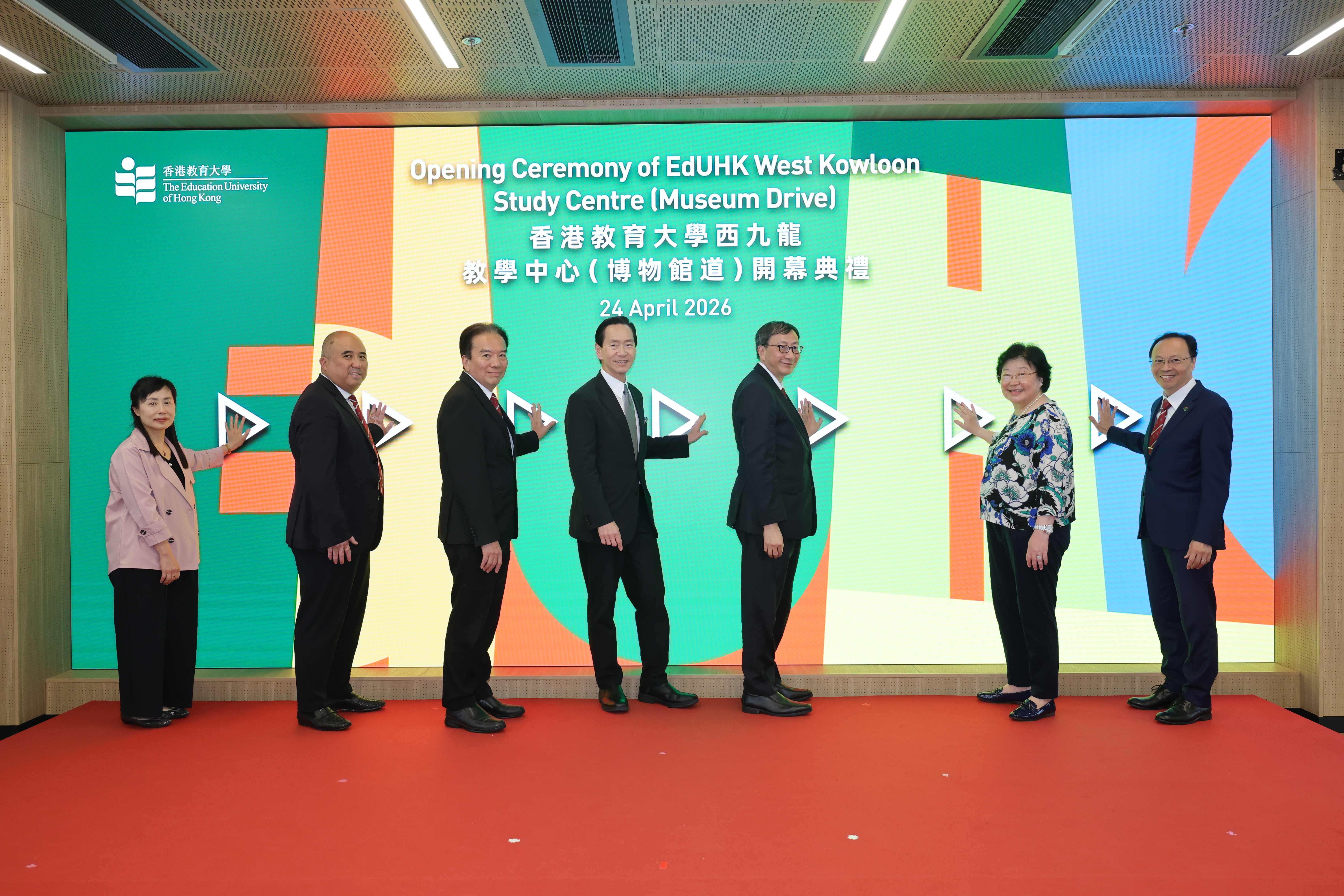 Officiating at the ceremony are The Honourable Bernard Charnwut Chan (middle), Chairman of WKCDA Board; Dr David Wong Yau-kar (third left), EdUHK Council Chairman; Professor Terence Chan Ho-wah (second left), Deputy Council Chairman; Ms Imma Ling Kit-sum (second right), Treasurer; Professor John Lee Chi-Kin (third right), President; Professor May Cheng May-hung (left), Vice President (Academic); and Dr Tom Fong Wing-ho, Vice President (Administration)